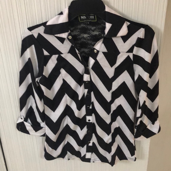 Tops - NWOT Chevron Pattern Lace back blouse Size Small